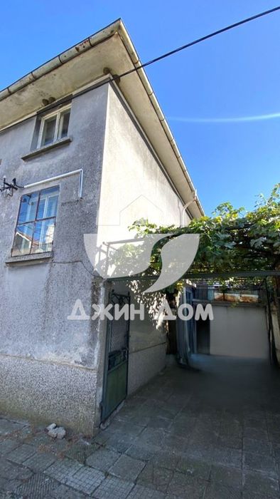 Двуетажна къща с двор в гр. Айтос