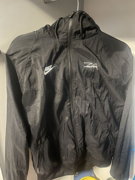 Продавам оригинална ветровка на Nike