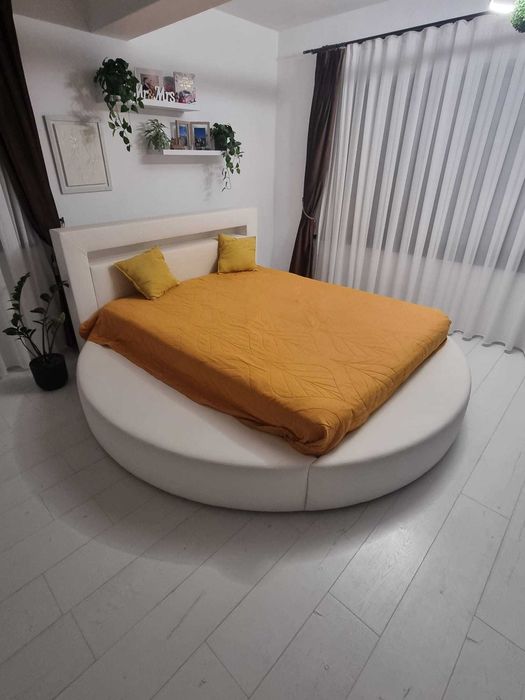 Pat rotund tapitat cu piele alba , 260 circumferinta, dormitor