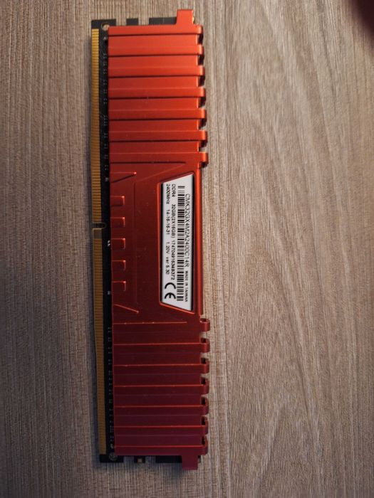 1x 16 GB RAM Corsair 2400Mhz