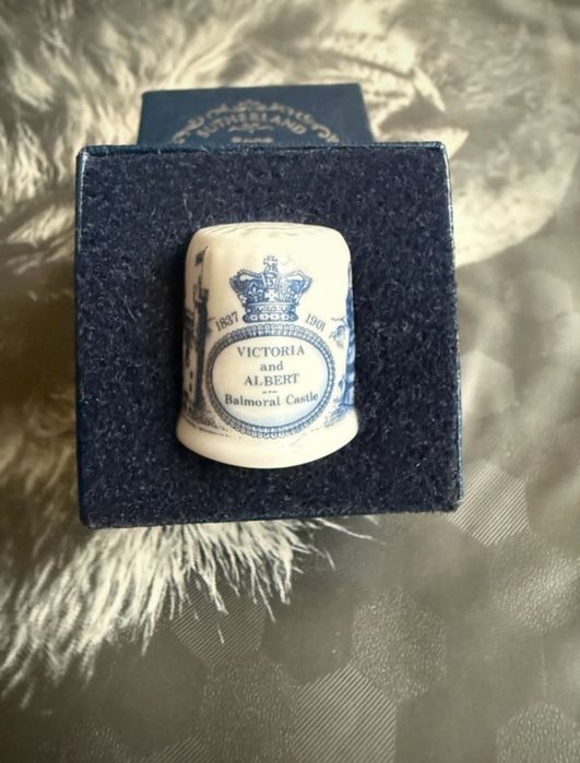 Degetar decorativ din porțelan-suvenir 55 de bucăți