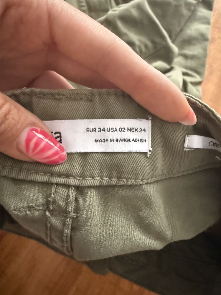 Карго панталони от Bershka в 34 Размер