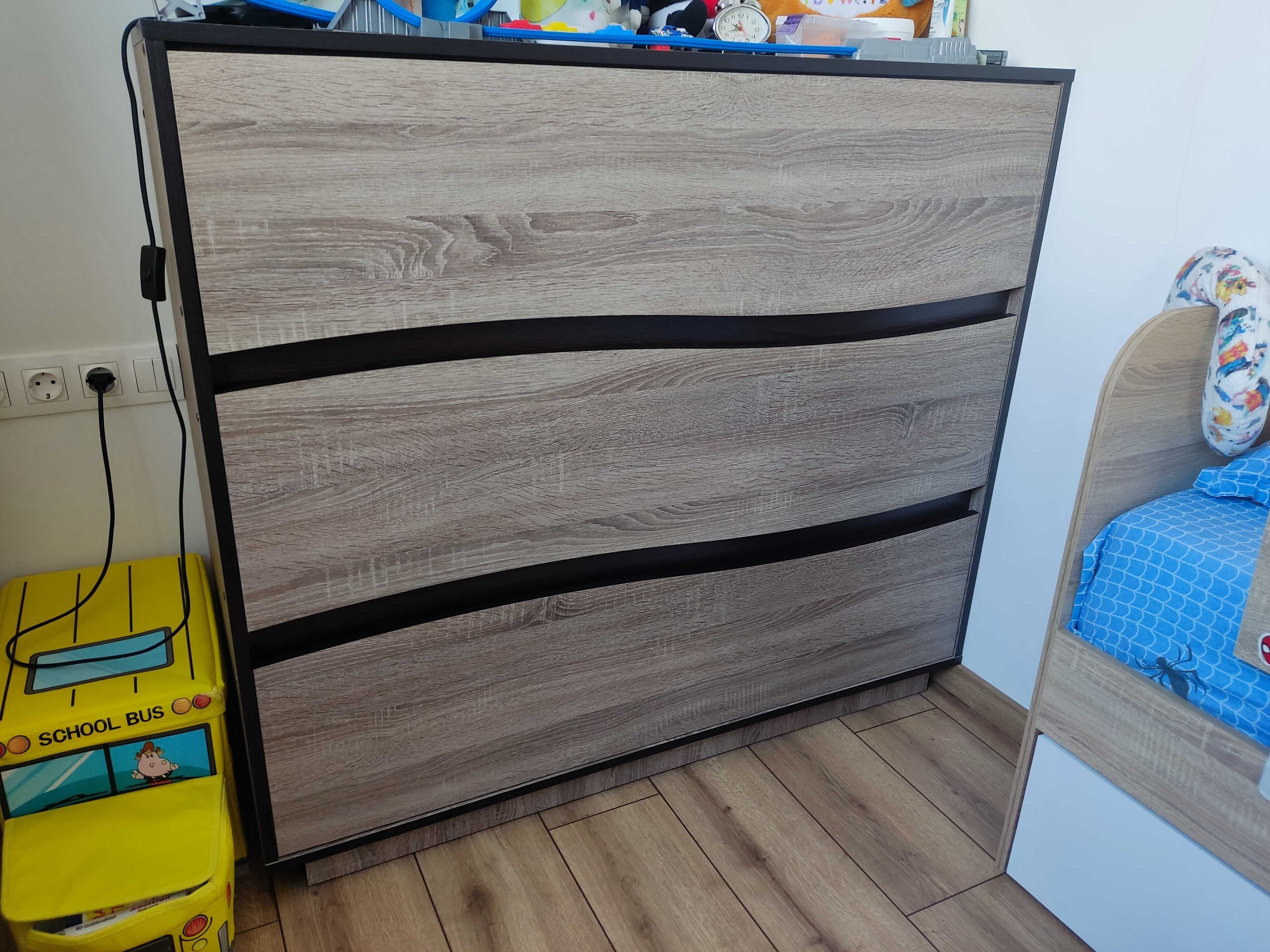 Продавам СКРИН с три чекмеджета