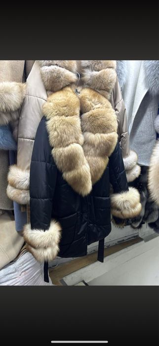 Geaca cu guler din blana vulpe