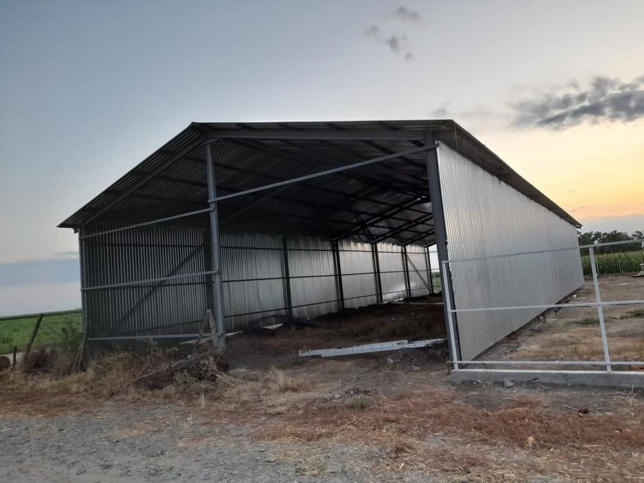 Vând de pe stoc hală metalică învelită cu tabla.