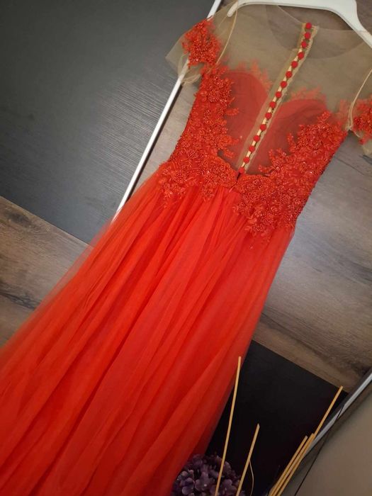 Червена рокля,обличана за 3 часа,в перфектно състояние