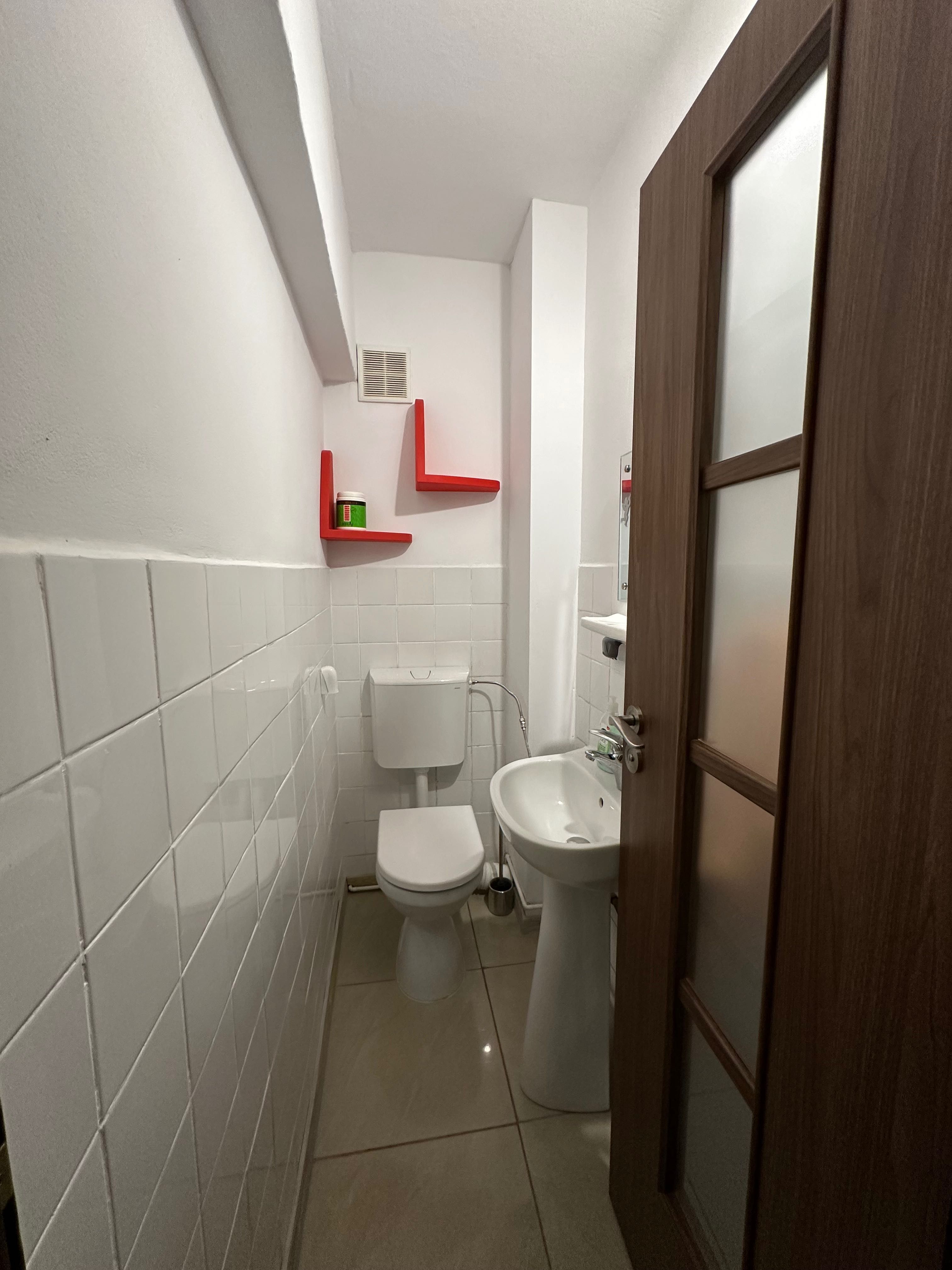 Închiriez apartament cu 3 camere