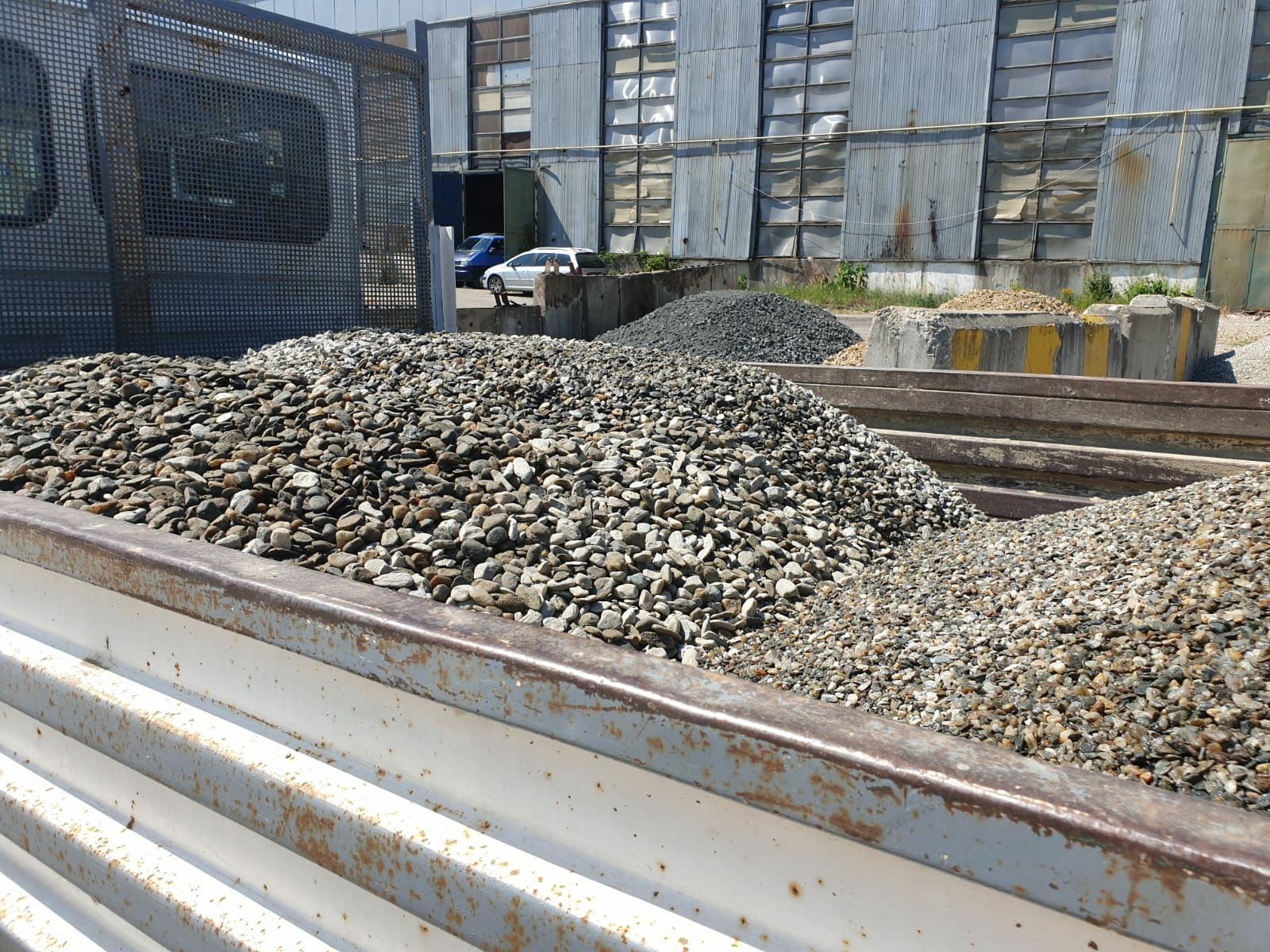 Vand nisip sort pietris piatra pamant negru transport la domiciliu