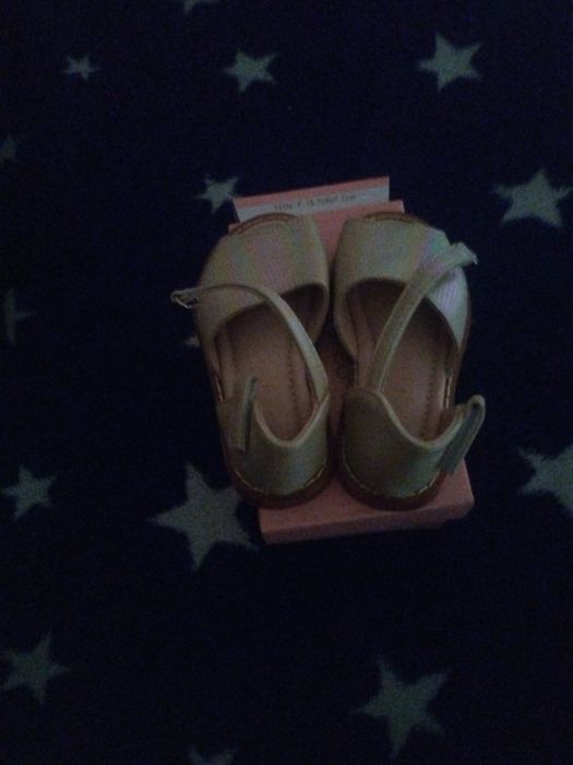 Sandale fetite pe gri