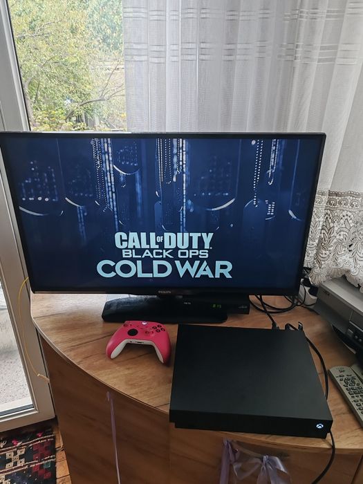 Xbox One X + Един Джойстик и 5 Игри!!!