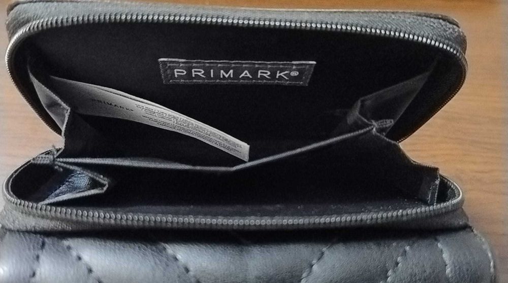 Portofel Primark, matlasat, cu inițială, pentru dame