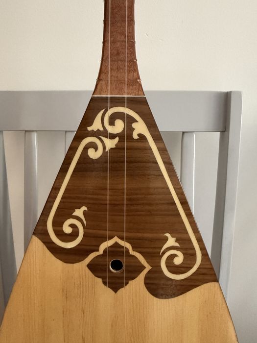 Домбыра сатылады, чехолымен.