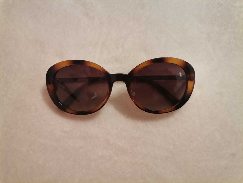 Продавам слънчеви очила