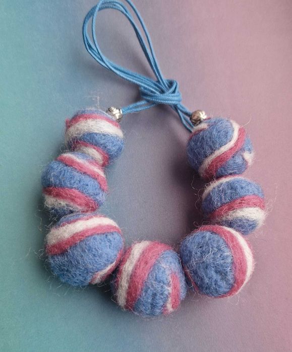 Colier handmade din bile de lână împâslită