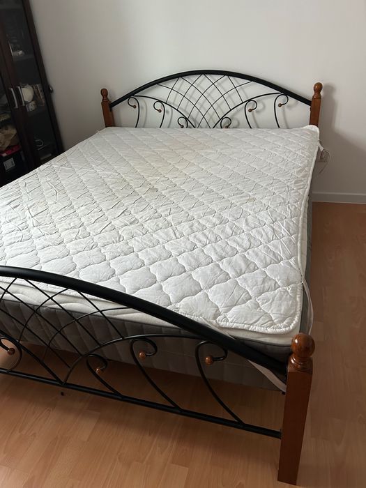 Кровать двуспальная с матрасом б/у в хорошем состоянии