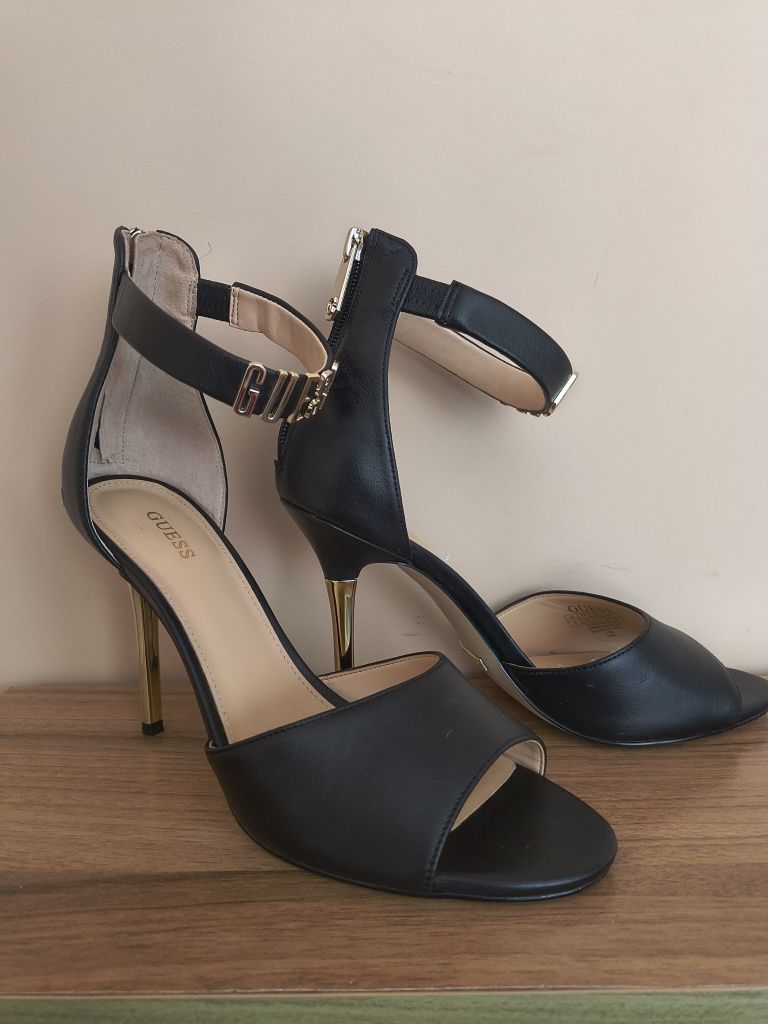 Обувки на висок ток Guess