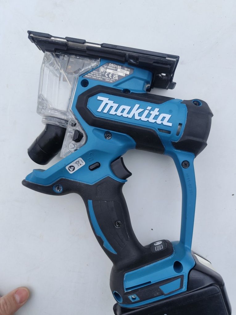 Акумулаторен прободен трион за гипсокартон Макита Makita DSD180 + 5Ah