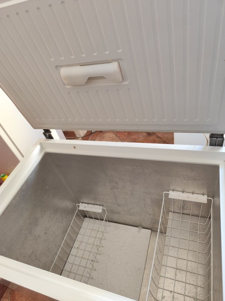 Vând Lada frigorifica Zanussi ZFC627WAP, Capacitate 260 L, Clasa A+, A