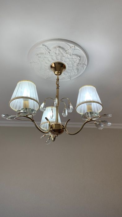 Продам 2 люстры 3 и 5 рожковые.