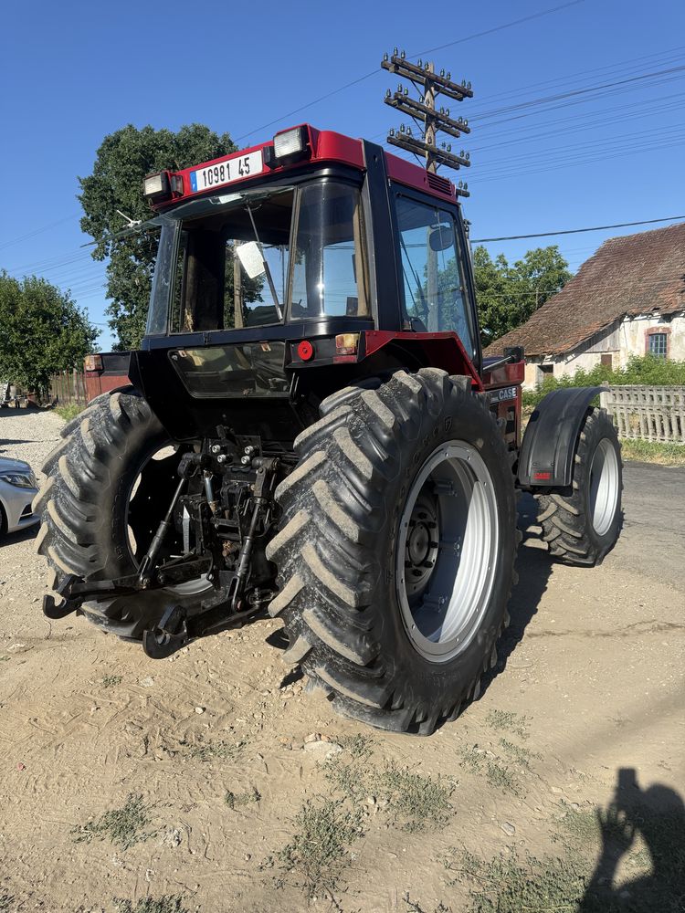 Vand sau schimb tractor Case International 1056 XL