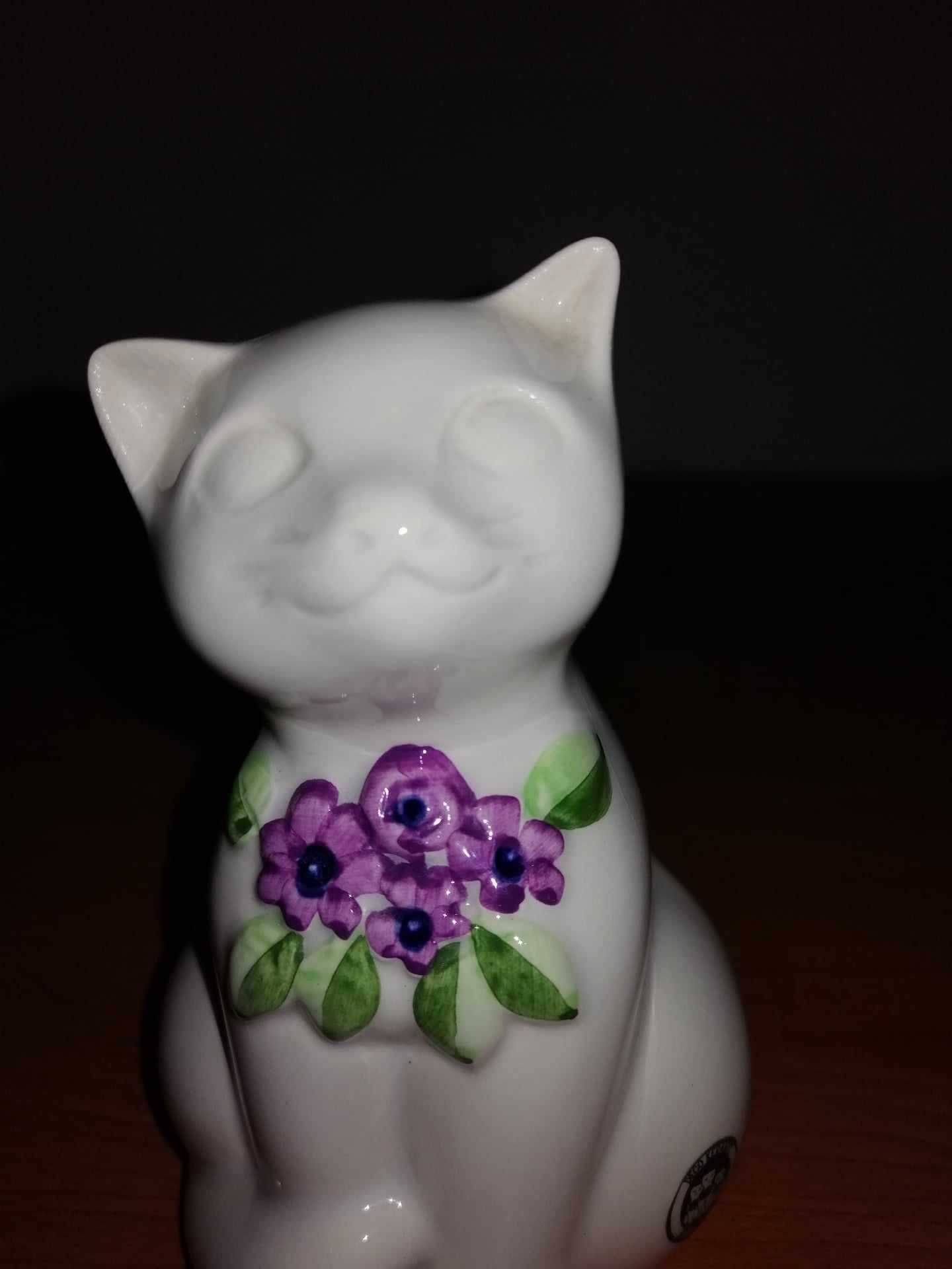 Figurina Pisica ceramica stilizata cu flori mov Rosa Ljung Deco Suedia