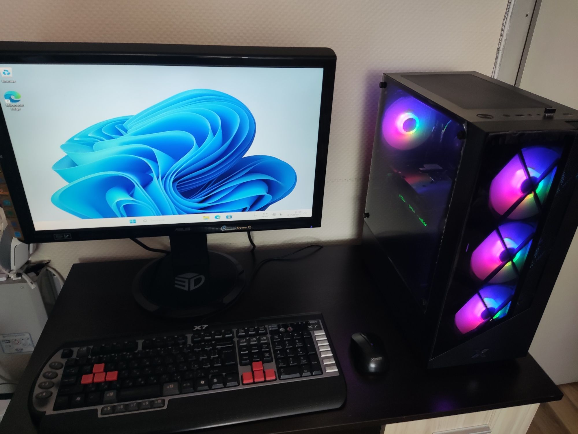 Геймърски компютър със 3D монитор