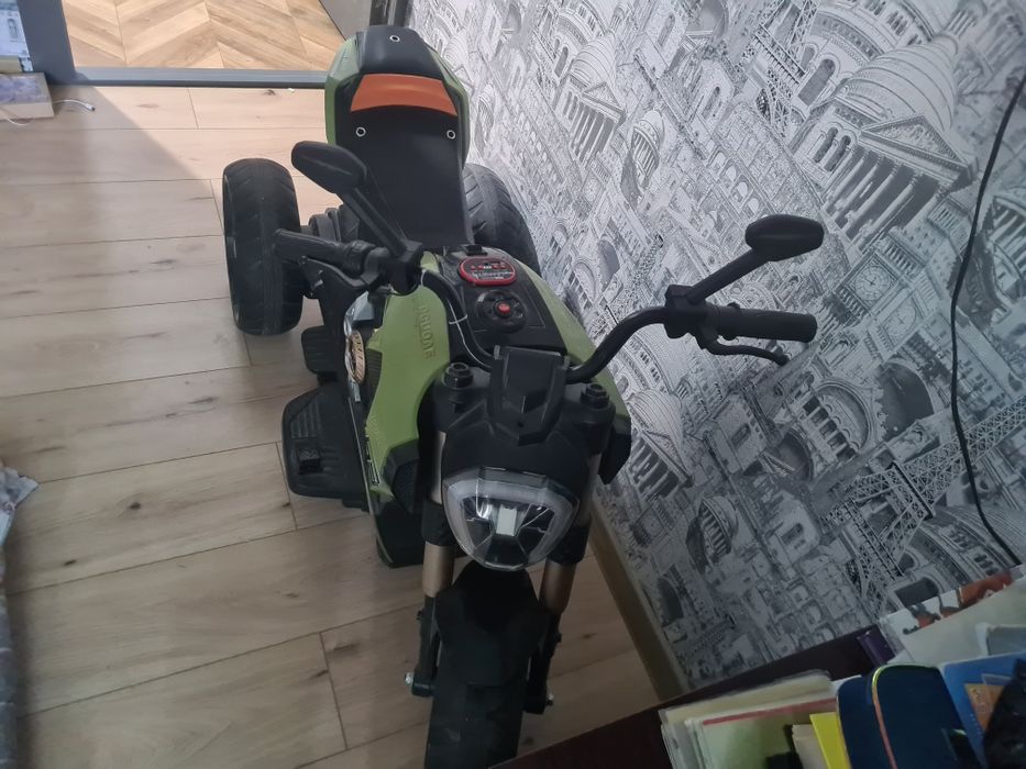 Детский электромотоцикл — почти новый, фары, звук, музыка