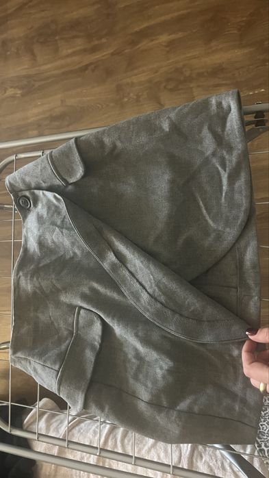 Сива мини пола с цепка