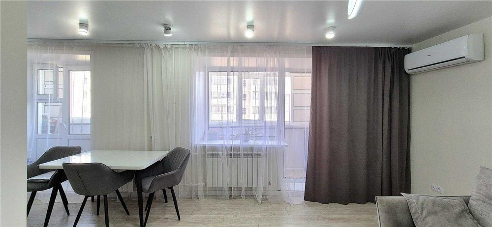 Продам 3 комн квартиру студию возле маг. ЕВРАЗИЯ.