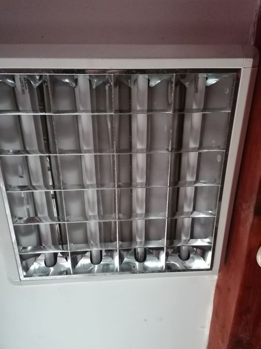 Vând neoane în stare foarte bună de funcționare