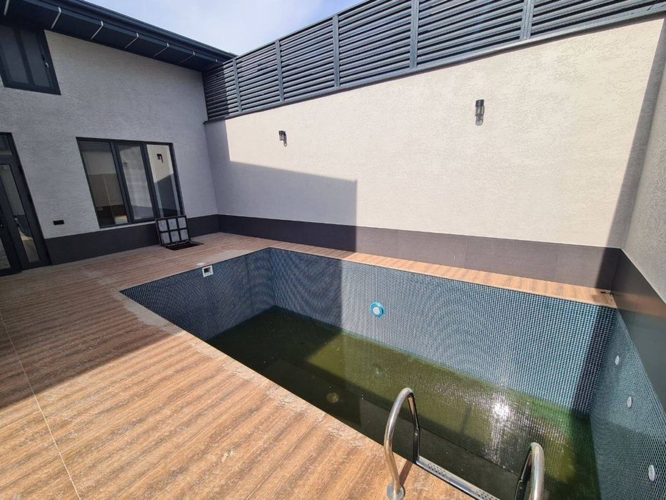 Продаю дом с бассейном