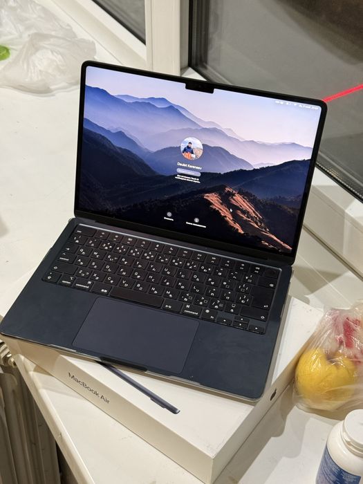 MacBook M2 2022,8/256 ГБ, 13,6 дюйма