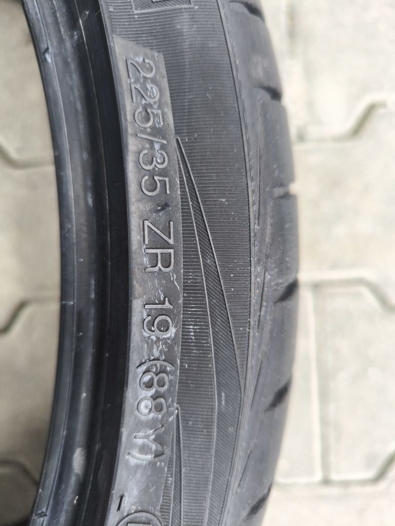 2 бр. Летни гуми VREDESTEIN 225/35R19