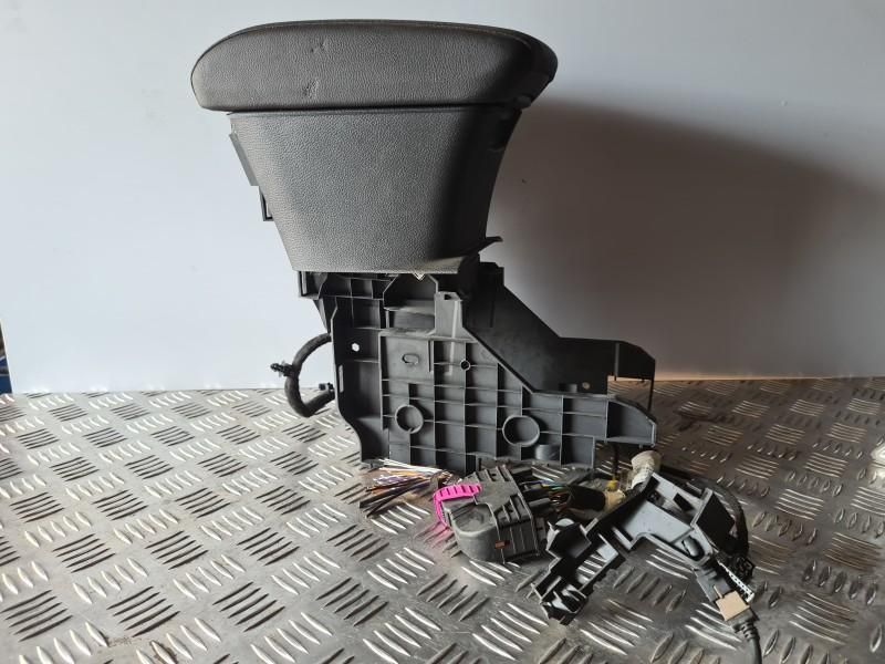 Cotiera piele originala cu port USB si jack Opel Astra K