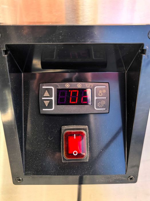 Хладилна витрина 270 литра, CM-900B