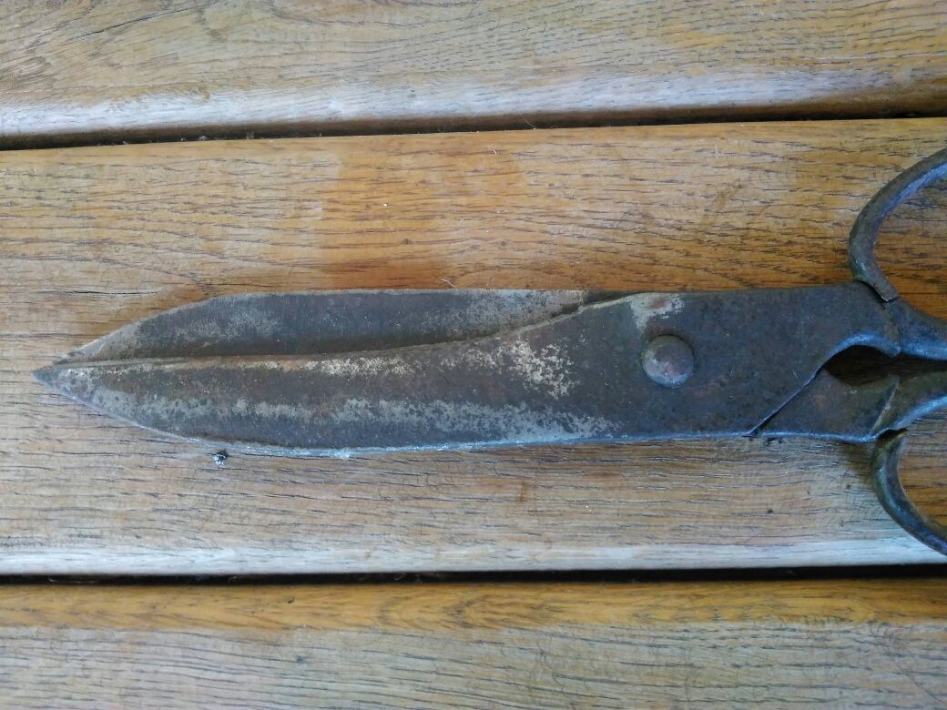 Продавам антикварна кована Българска ножица19 век Голяма