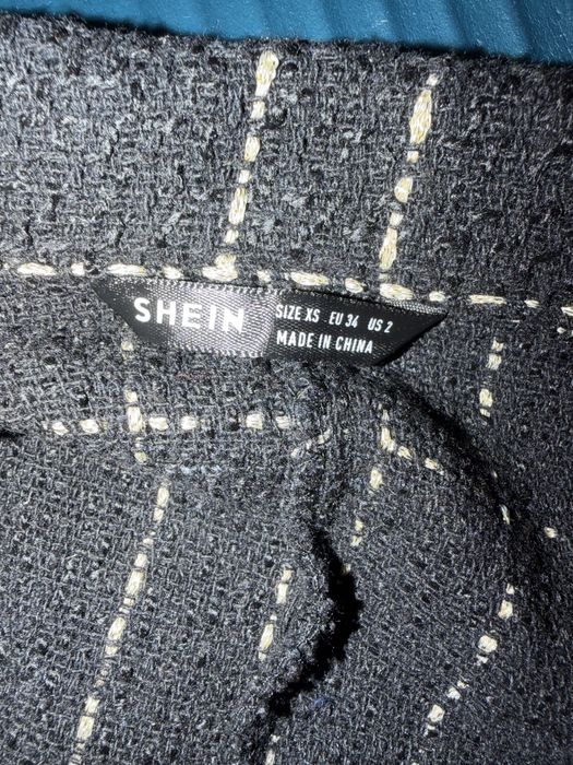 Черно сако със златни нишки