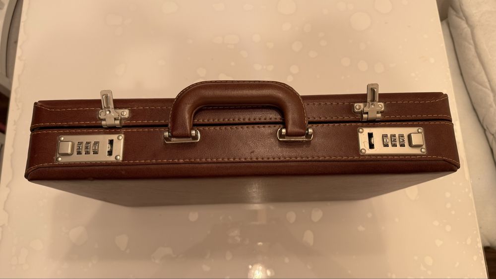 Vand geanta diplomat maro cu cifru