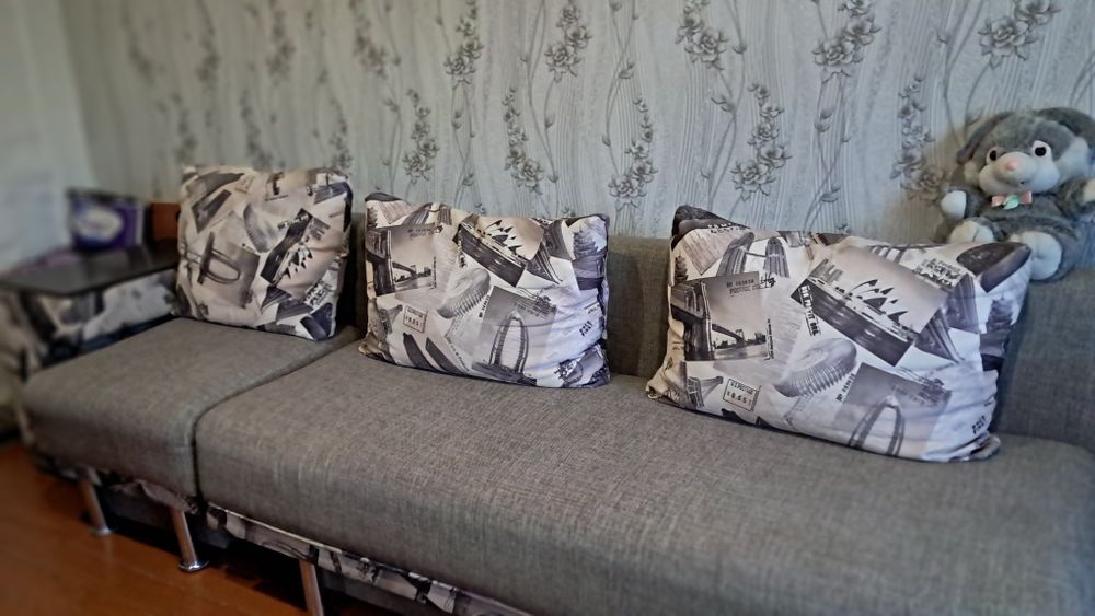 Диван с креслом.