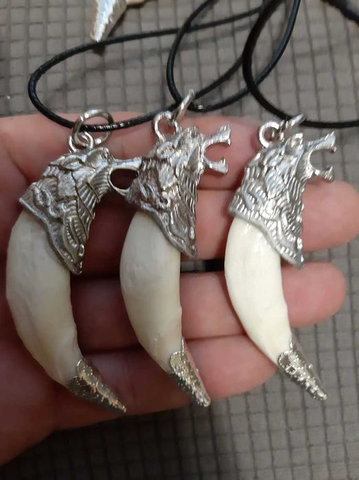 Талисман клык волка . Цена за один.