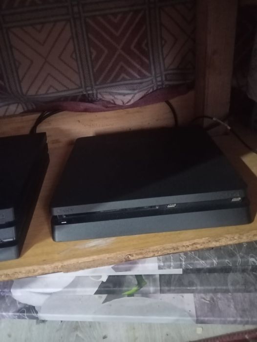 Vând PS4  slim 1 TB