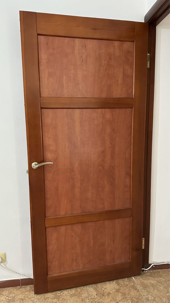 Межкомнатные двери деревянные, цена 20000комплект.