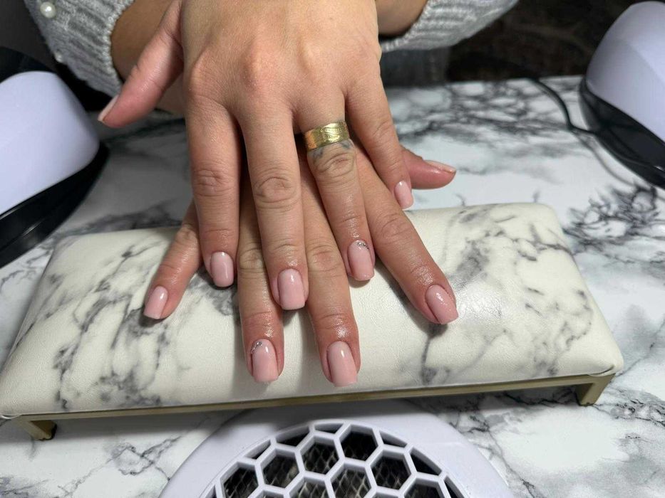 Ofer servicii de manichiura cu semi sau gel