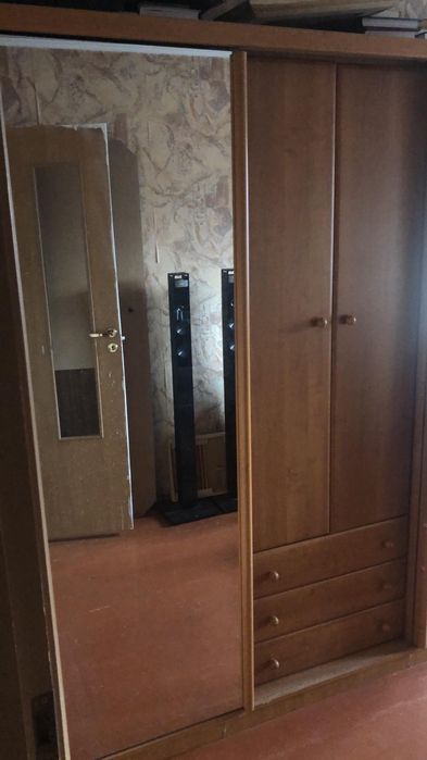 Шкаф в спальню с зеркалом
