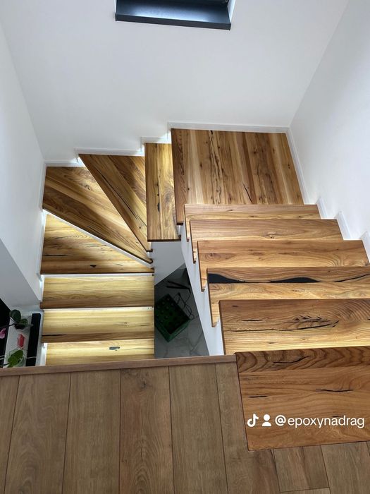 Trepte interior din lemn masiv cu rasină epoxidică