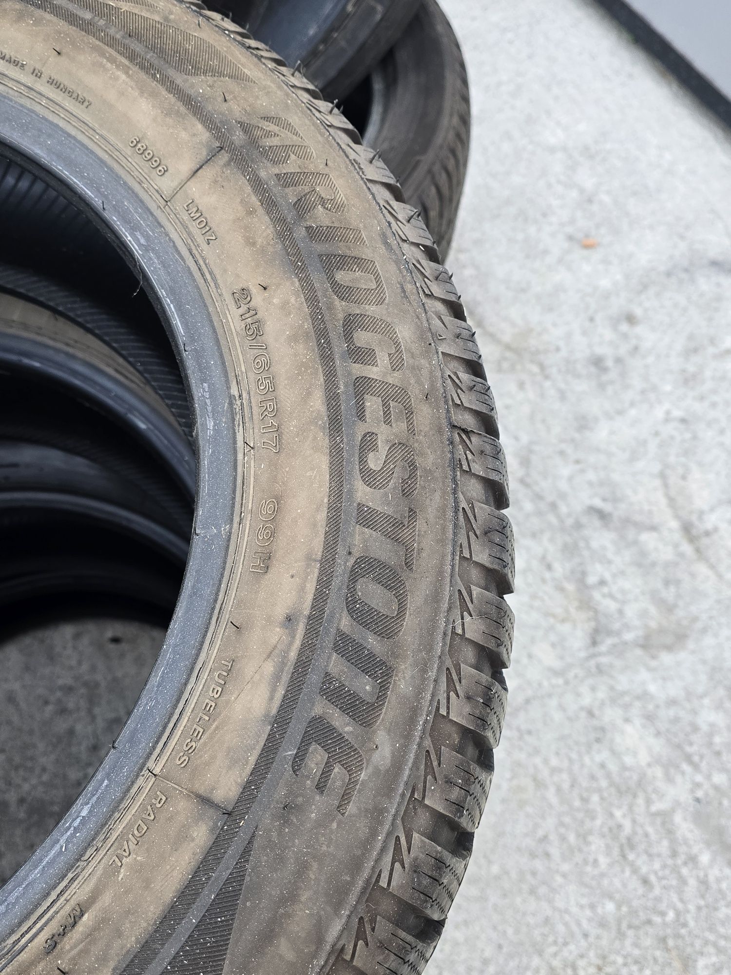 4 Броя 215/65/17 Bridgestone 2x7,2mm 2x5,6mm