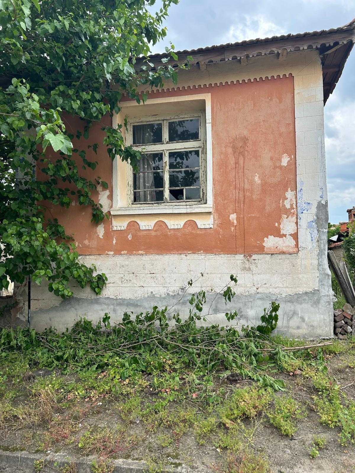 Продава се къща с голям двор