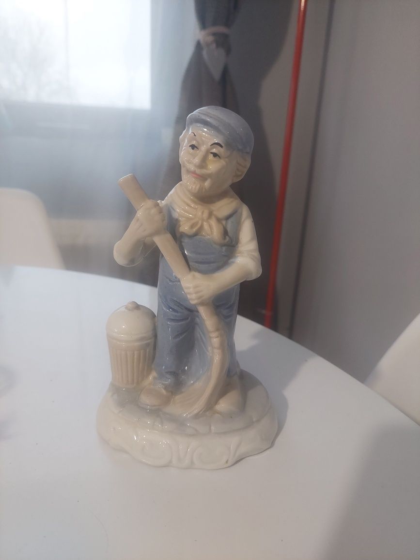 Statuetă veche din ceramică