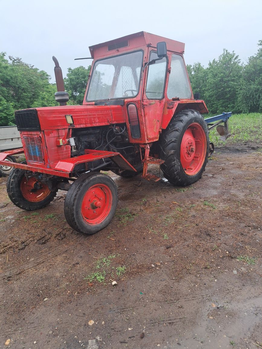 Vând tractor u650+plug