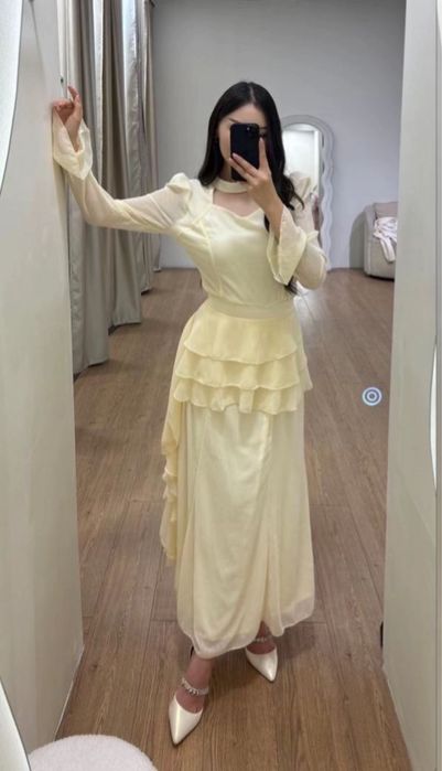 Бежевый платье.